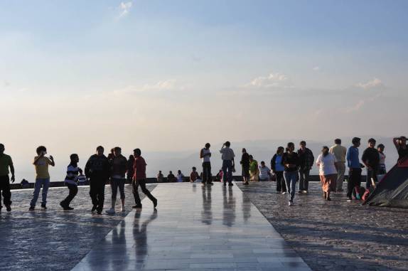 Muitos peregrinos e visitantes no Cristo Rey, região de Guanajuato, no México